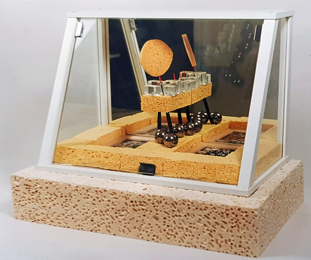 Fontaine vitrine, h 40 cm éponge, plexiglass,vitrine,métal 1992