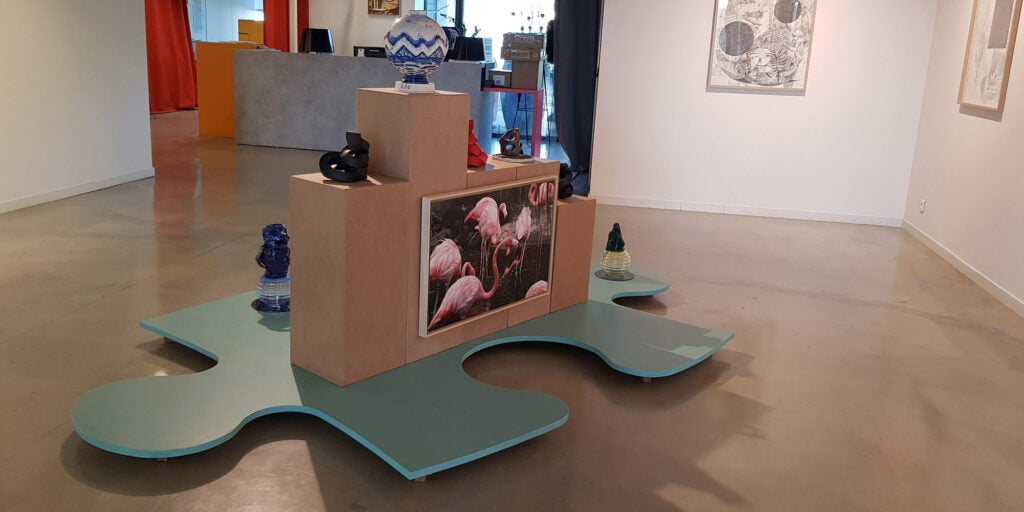 Paysage, 2023, céramique, tirage lambda couleur, bois, verre, 320 x 150 x 130 cm