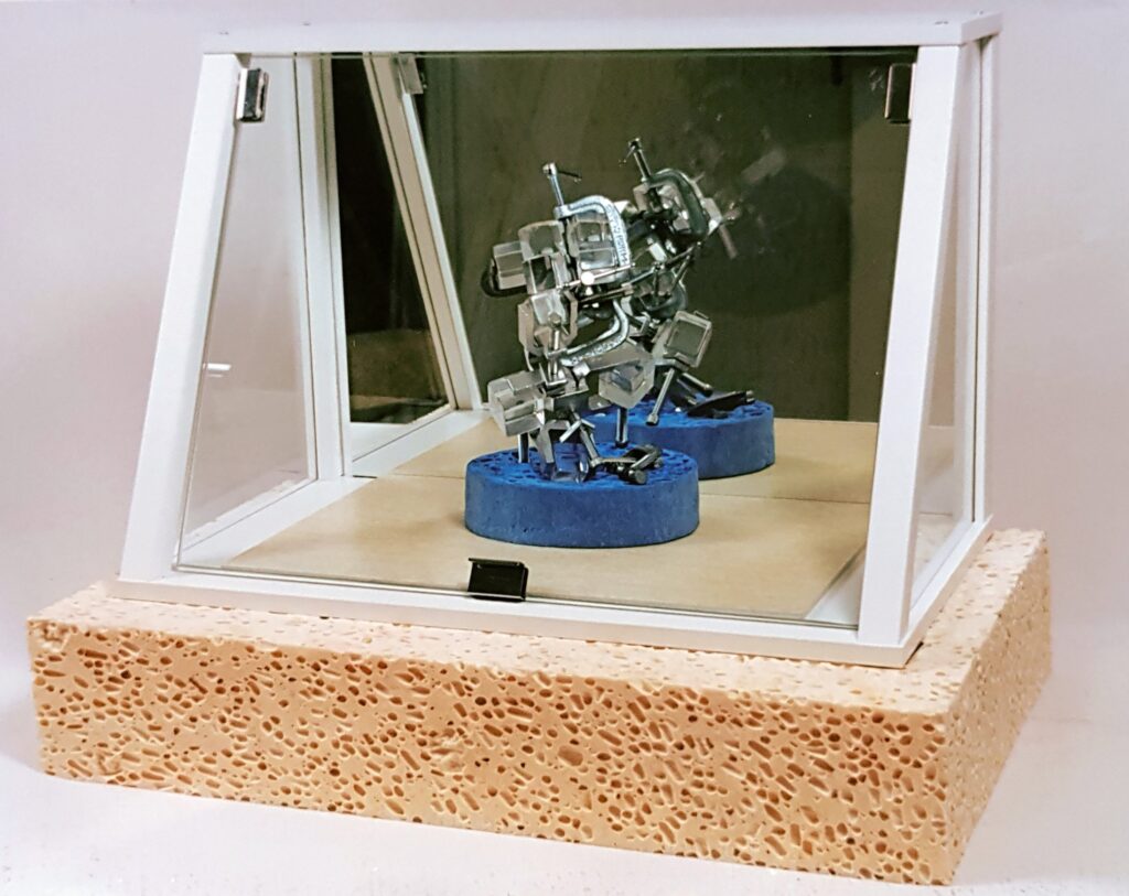 Vitrine h 40 cm plexiglass, métal, éponge, vitrine 1990