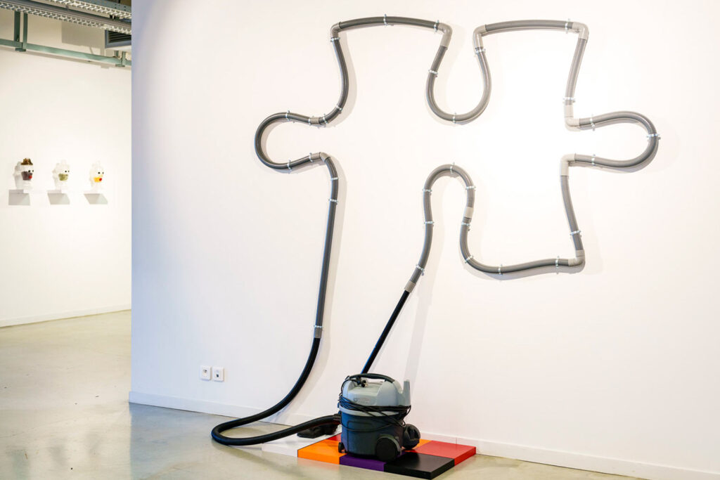 Puzzle, 2023, aspirateur, pvc, bois, 240 x 180 x 60 cm